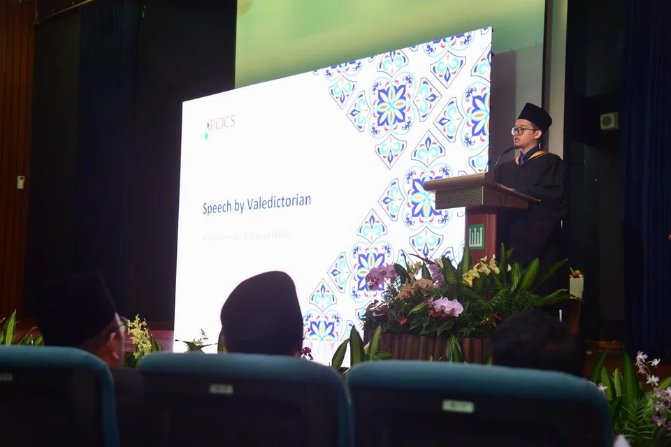 Ustaz Ahmad Arifin Muhamad Ekhsan memberikan ucapan ‘valedictorian’ beliau semasa majlis tamat program Sijil Possiswazah Islam dalam Masyarakat Kontemporari (PCICS) pada 2 Mac.