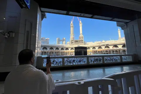 Seorang lelaki menikmati pemandangan Kaabah di Makkah, Arab Saudi.