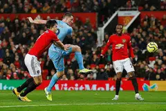 TEWAS LAGI : Pemain Burnley, Chris Wood (tengah) melepaskan rembatan ke arah gawang United bagi menjaringkan gol pembukaan yang hanya dapat disaksikan pemain pertahanan Harry Maguire (kiri) dan Aaron Wan-Bissaka. - Foto REUTERS