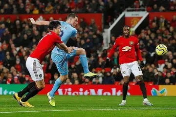 TEWAS LAGI : Pemain Burnley, Chris Wood (tengah) melepaskan rembatan ke arah gawang United bagi menjaringkan gol pembukaan yang hanya dapat disaksikan pemain pertahanan Harry Maguire (kiri) dan Aaron Wan-Bissaka. - Foto REUTERS