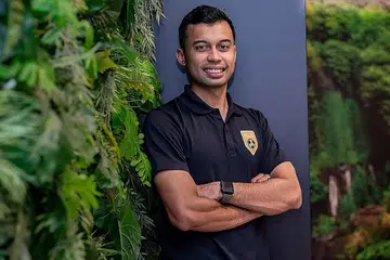 PERANAN PENTING: Taqi, yang baru-baru ini dipilih McDonalds Singapore menjadi sebahagian daripada kempen Piala Dunia mereka, adalah antara 24 pegawai perlawanan video yang bakal mengoperasi sistem video penolong pengadil (VAR) di kejohanan terbesar bola sepak dunia di Qatar itu bulan depan. - Foto BH oleh NUR DIYANA TAHA, ALPHONSUS CHERN