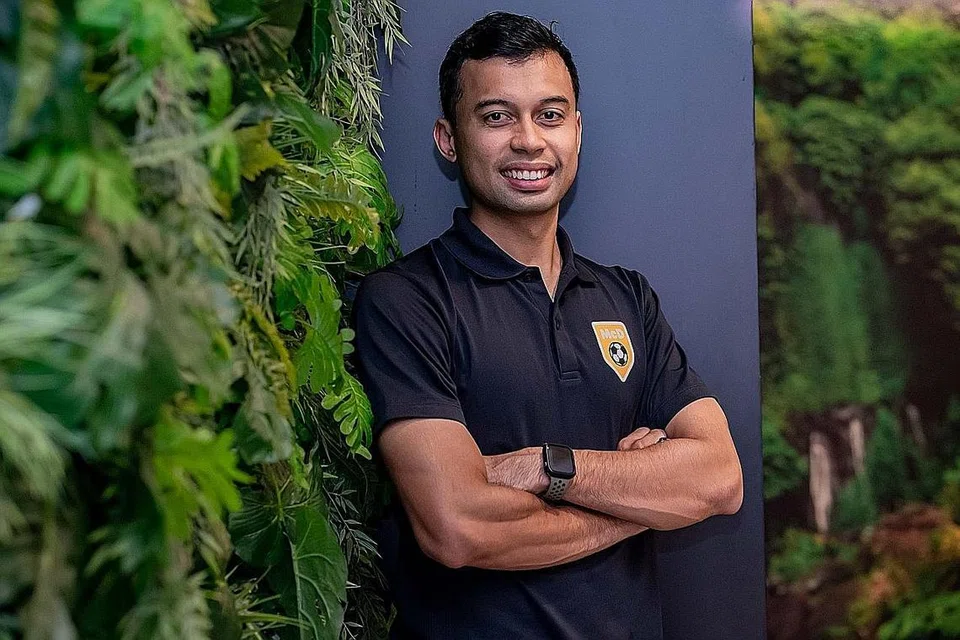 PERANAN PENTING: Taqi, yang baru-baru ini dipilih McDonalds Singapore menjadi sebahagian daripada kempen Piala Dunia mereka, adalah antara 24 pegawai perlawanan video yang bakal mengoperasi sistem video penolong pengadil (VAR) di kejohanan terbesar bola sepak dunia di Qatar itu bulan depan. - Foto BH oleh NUR DIYANA TAHA, ALPHONSUS CHERN