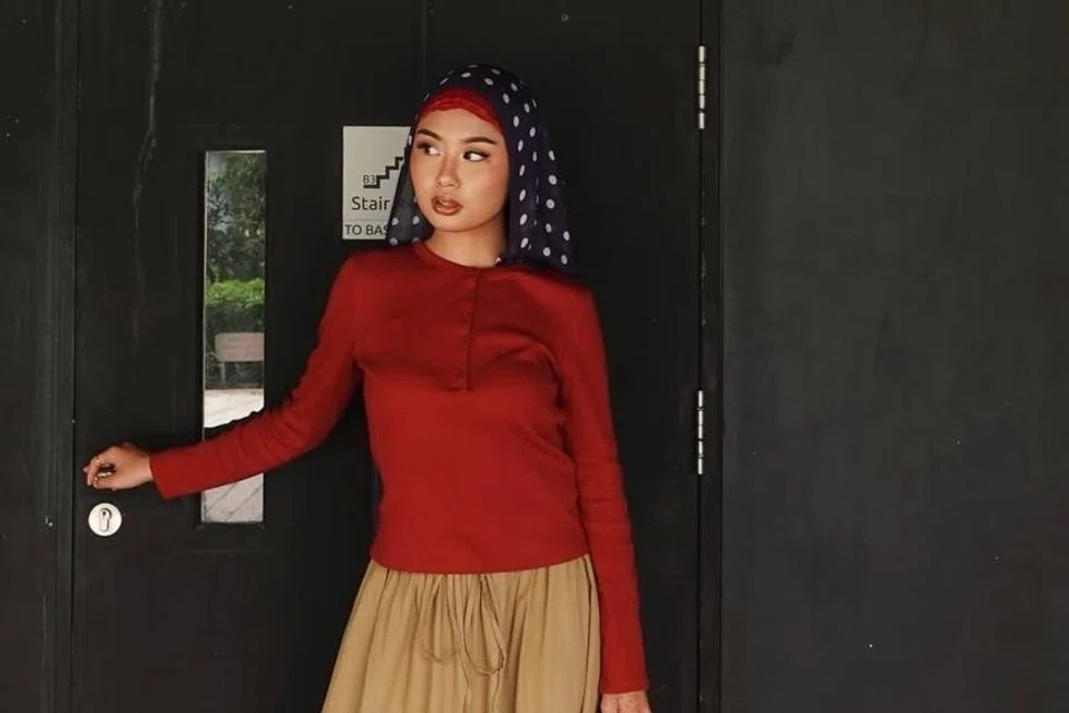 Pencipta kandungan fesyen, Cik Nur Falisha Hannah Anuar, berkata TikTok dan Instagram memainkan peranan besar dalam memperkenalkan pengguna kepada gaya baharu, termasuk menerusi video inspirasi pakaian.