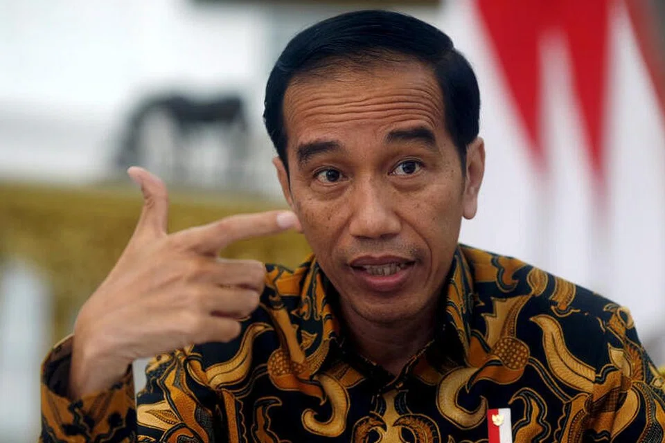 VAKSIN PERCUMA: Presiden Indonesia, Encik Joko Widodo mengumumkan bahawa vaksinasi akan diberi percuma kepada semua penduduk Indonesia dengan beliau adalah penerima pertama suntikan vaksin Covid-19 sebagai memberi keyakinan ia selamat. - Foto REUTERS