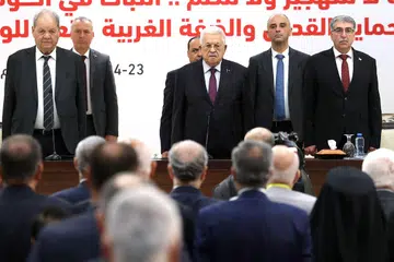 Presiden Palestin, Encik Mahmoud Abbas, (tiga dari kanan), menghadiri sesi ke-32 Majlis Pusat Pertubuhan Pembebasan Palestin (PLO) di Ramallah pada 23 April 2025. Pada sesi tersebut PLO meluluskan cadangan mewujudkan jawatan naib presiden.