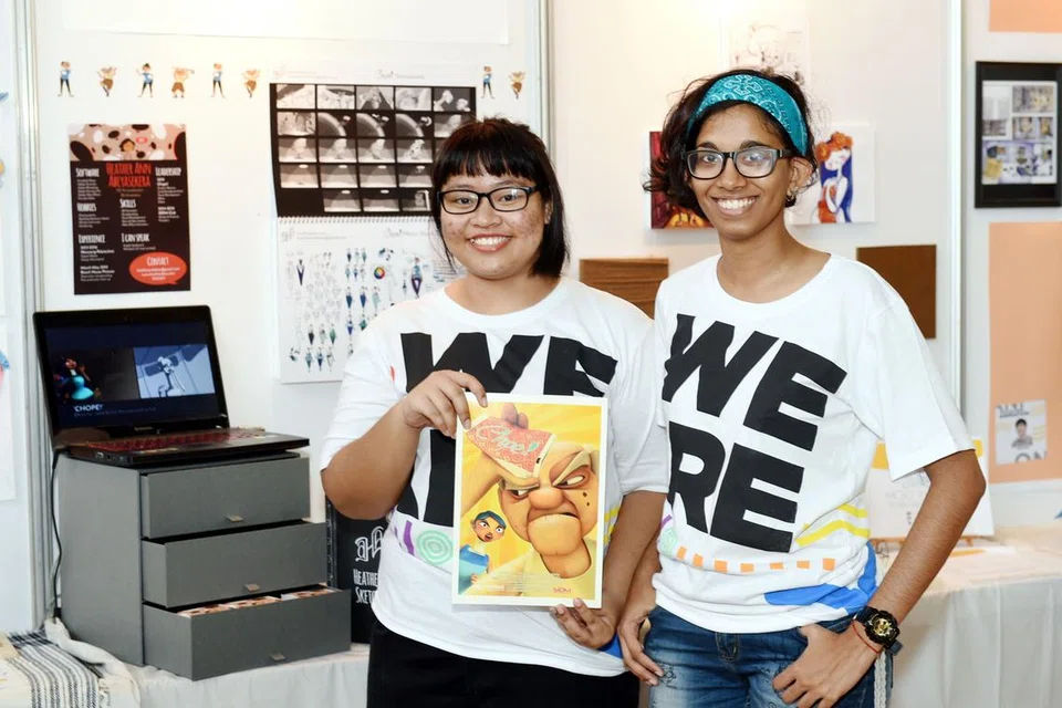 SELONGKAR TABIAT UNIK: (Dari kiri) Cik Hana Asyiqa dan Cik Abeyasekera adalah antara pelajar yang menghasilkan filem 3D bertajuk 'CHOPE!' yang mengisahkan budaya 'chope' tempat di pusat makanan yang sesak di sini.