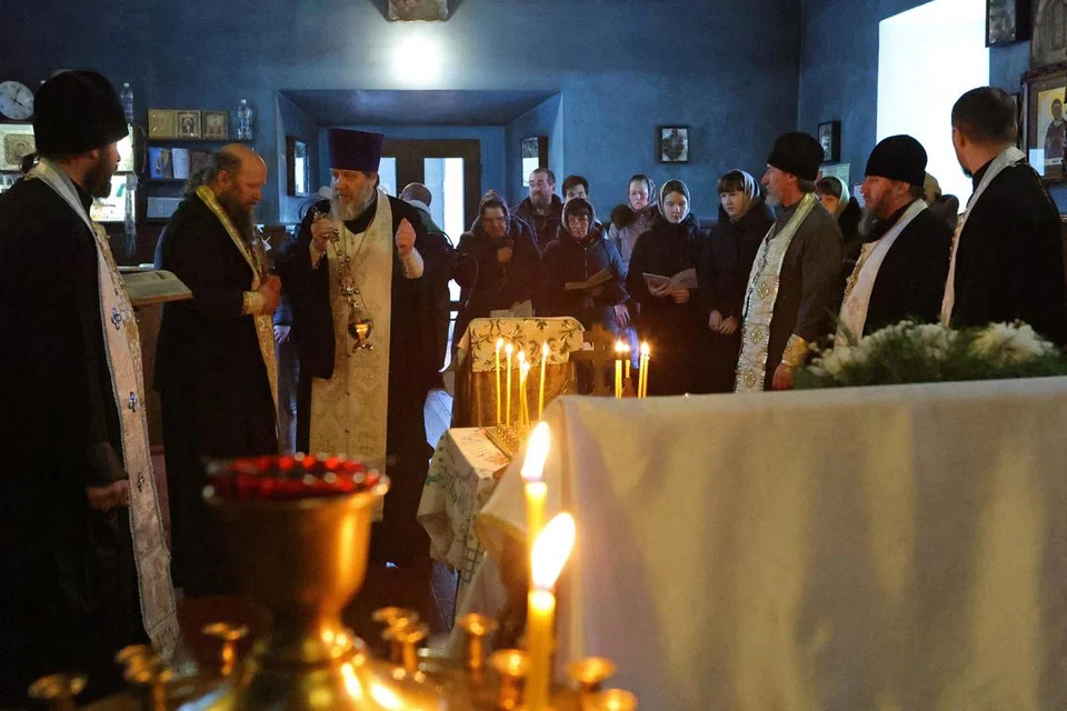 NAHAS LIBAT TAWANAN PERANG: Paderi Ortodoks menjalankan upacara untuk mereka yang terkorban dalam nahas pesawat pengangkutan tentera Rusia Ilyushin Il-76, di sebuah gereja di kampung Yablonovo di Wilayah Belgorod, Russia pada 24 Januari 2024. Pesawat Il-76 yang membawa tahanan perang Ukraine ditembak jatuh oleh pihak Kyiv pada sekitar jam 11:15 waktu Moscow dakwa Moscow.