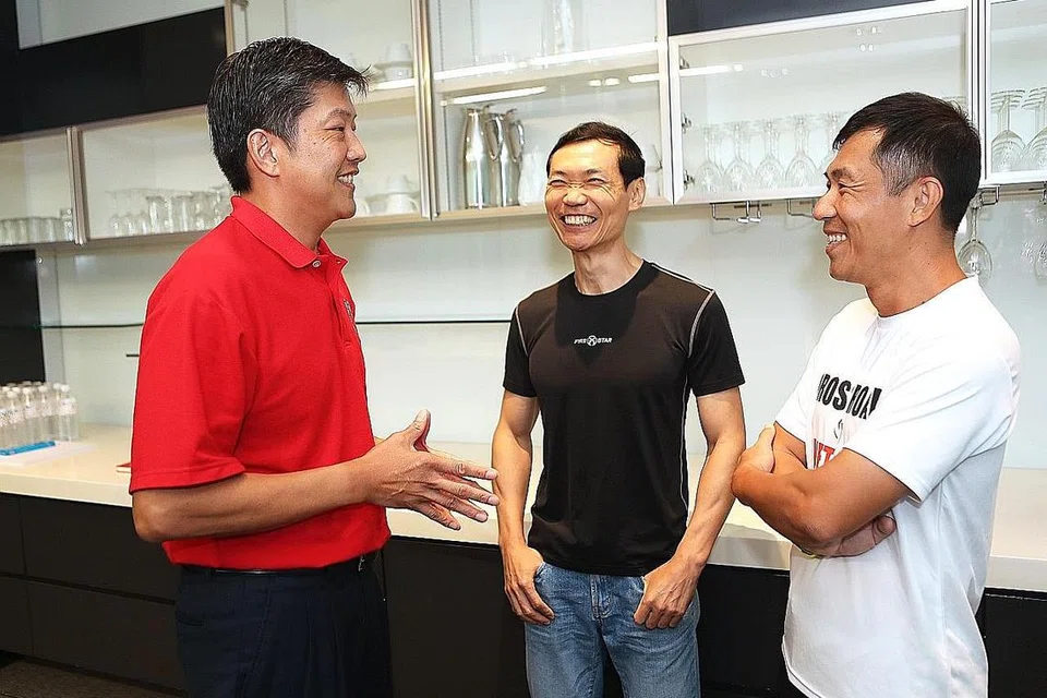 DAPATKAN MAKLUM BALAS: Encik Ng (kiri) berbual dengan Encik Kelvin Chua (baju hitam) mantan Presiden Akademi Sukan Antarabangsa dan Encik Justin Teh, Presiden Persatuan Jurulatih Sukan Singapura, semasa mengumumkan penubuhan Nica awal tahun ini. - Foto fail. 