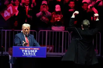 Presiden Amerika Syarikat yang bakal dilantik, Encik Donald Trump, berucap semasa satu perhimpunan sehari sebelum beliau dijadualkan dilantik semula sebagai Presiden untuk penggal kedua, di Washington,  pada 19 Januari.