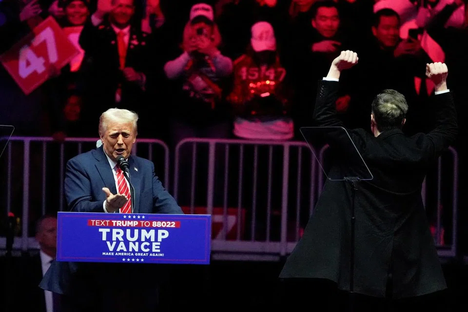 Presiden Amerika Syarikat yang bakal dilantik, Encik Donald Trump, berucap semasa satu perhimpunan sehari sebelum beliau dijadualkan dilantik semula sebagai Presiden untuk penggal kedua, di Washington,  pada 19 Januari.