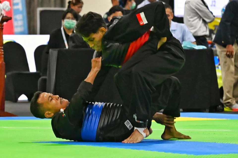 Dhani Andika Razali (tengah) menyumbang satu-satunya pingat emas bagi pasukan silat negara selepas menundukkan Khoirudin Mustakim dari Indonesia dengan 41-21, dalam pertarungan akhir Kelas Bawah 45 Kilogram Sukan SEA 2025 yang berlangsung di Dewan Impact Forum, Bangkok, pada 17 Disember.