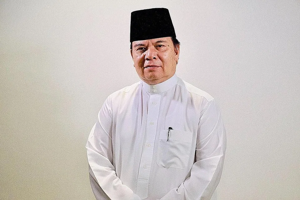 - Ustaz Drs Ahmad Dahri (gambar atas).