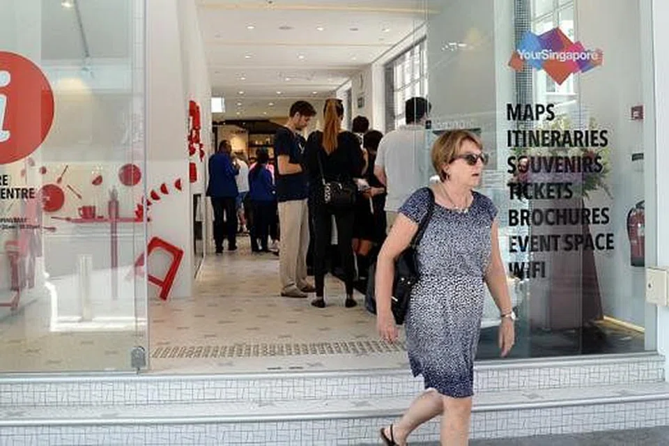 PUSAT PELAWAT SINGAPURA BARU: Pusat baru ini mempunyai kemudahan seperti Wi-Fi percuma dan kios maklumat interaktif yang membolehkan pelancong menyesuaikan jadual perjalanan dan mencetak jadual mereka di situ. - Foto: JOHARI RAHMAT