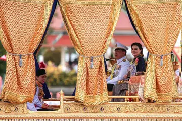 Undang-undang ketat di Thailand melindungi Raja Maha Vajiralongkorn dan keluarga terdekat baginda daripada sebarang bentuk kritikan. Sesiapa yang melanggar undang-undang ini boleh berdepan hukuman penjara yang sangat panjang, mencecah puluhan tahun.