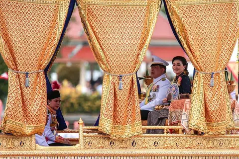 Undang-undang ketat di Thailand melindungi Raja Maha Vajiralongkorn dan keluarga terdekat baginda daripada sebarang bentuk kritikan. Sesiapa yang melanggar undang-undang ini boleh berdepan hukuman penjara yang sangat panjang, mencecah puluhan tahun.