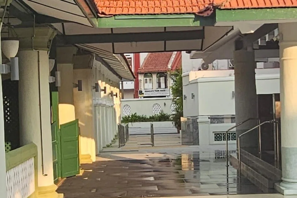 Kawasan di luar masjid ini kini lebih luas dan mudah diakses oleh mereka yang berkerusi roda. 