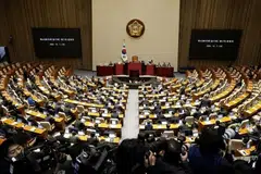 Para penggubal undang-undang di Dewan Negara di Seoul pada 7 Disember menyokong undi untuk memecat Presiden Korea Selatan, Encik Yoon Suk Yeol.