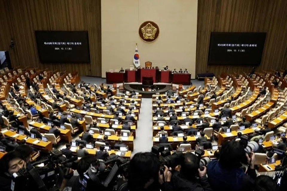 Para penggubal undang-undang di Dewan Negara di Seoul pada 7 Disember menyokong undi untuk memecat Presiden Korea Selatan, Encik Yoon Suk Yeol.