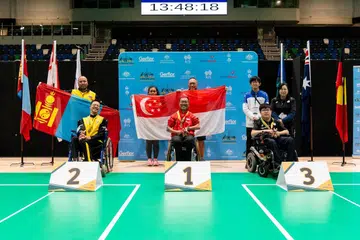 Para atlet paralimpik semasa majlis penyampaian pingat Kejohanan Boccia Dunia Canberra (dari kiri) atlet Mongolia, Munkhdemberel Togootogtokh; atlet Singapura, Jovin Tan; dan atlet Taipei Cina, Chia-Sheng Liu.