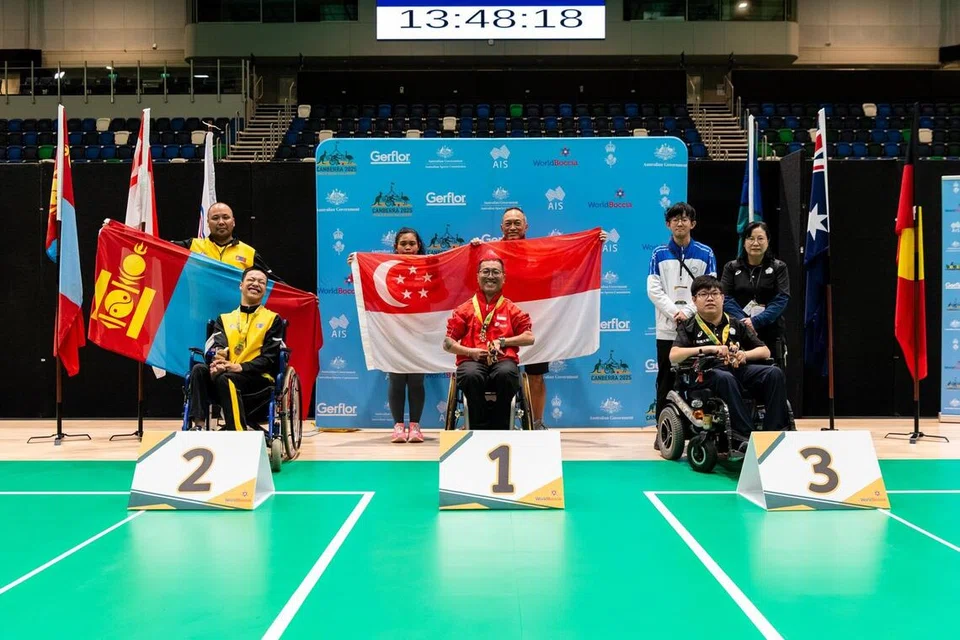 Para atlet paralimpik semasa majlis penyampaian pingat Kejohanan Boccia Dunia Canberra (dari kiri) atlet Mongolia, Munkhdemberel Togootogtokh; atlet Singapura, Jovin Tan; dan atlet Taipei Cina, Chia-Sheng Liu.