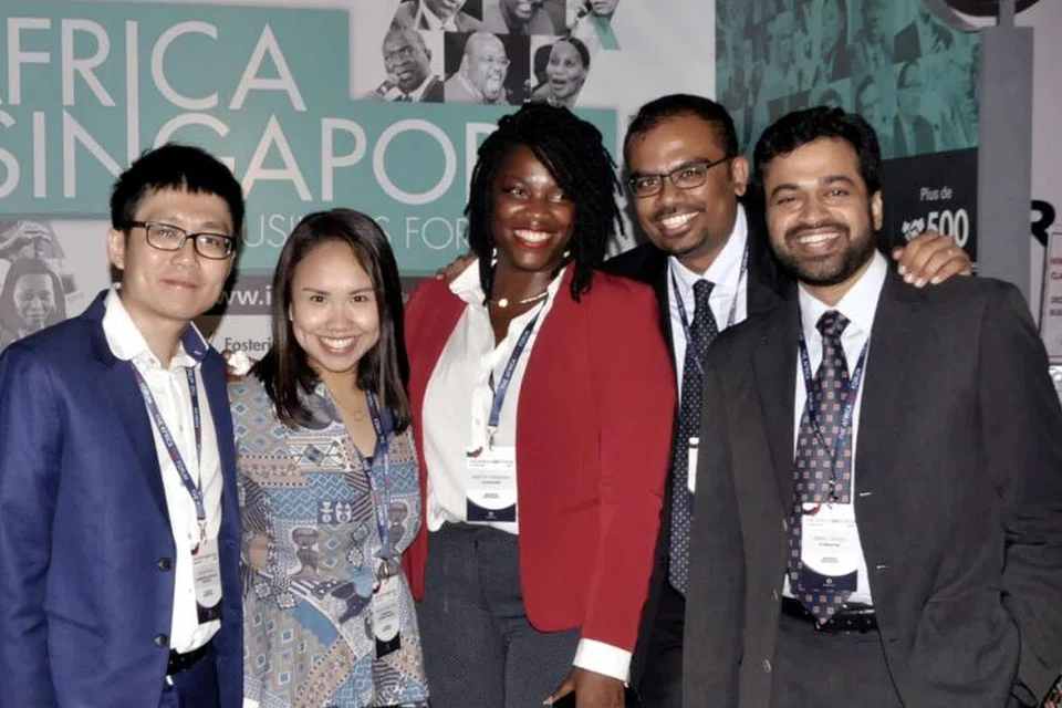 BERSAMA RAKAN SEKERJA: Cik Faridah Saad (dua dari kiri) bersama kakitangan Ibu Pejabat IE Singapore Afrika dan Pusat Luar Negara ketika menghadiri Forum CEO Afrika di Ivory Coast pada Mac 2016.