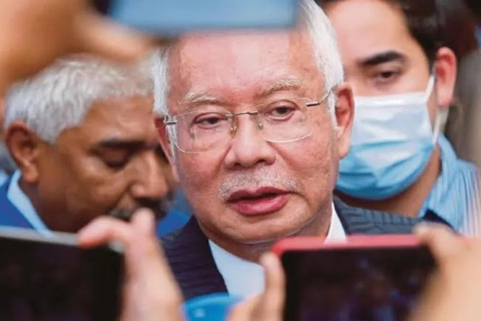 Mantan Perdana Menteri Malaysia keenam, Najib Tun Razak, diberi pengurangan 50 peratus bagi hukuman penjara 12 tahun yang sedang dijalaninya oleh Lembaga Pengampunan, selain pengurangan denda yang perlu dibayar daripada RM210 juta ($59.75 juta) kepada RM50 juta, selepas didapati bersalah dalam kes penyelewengan dana RM42 juta milik SRC International Sdn Bhd (SRC).