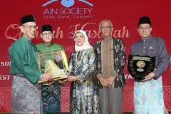 BAPA CONTOH: Encik Abdul Manaf Rahmat (kiri sekali) terima Anugerah Qudwah Hasanah (Ayah Contoh Terbaik) 2019 daripada Presiden Halimah (tengah). Ketua Pegawai Eksekutif Persatuan Ain, Encik Haji Md Yusof Ismail (dua dari kiri), suami Puan Halimah, Encik Md Abdullah Alhabshee (empat dari kiri) dan Presiden Persatuan Ain, Encik Abdul Malek Osman (kanan sekali) turut hadir dalam majlis penyampaian Anugerah di Hotel Orchard. - Foto MCI
