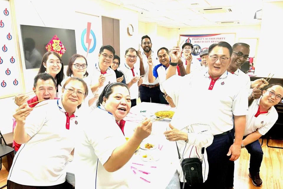 Encik Shamsul Kamar (berbaju lengan biru) bersama karyawan yang kemungkinan menggantikannya, Dr Faisal Abdul Aziz (di sebelah kanannya), pada majlis sambutan Tahun Baru Cina cawangan PAP.