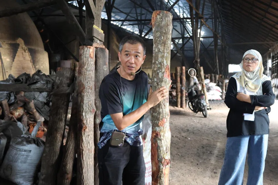 pembuatan arang kayu bakau, Kuala Sepetang, Perak 