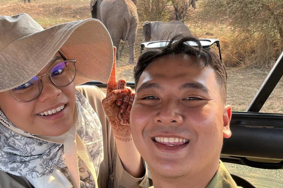 Encik Muhammad Syabil Sarwani dan Cik Nur Maisarah Omar menikmati pengalaman melihat gajah dari jarak dekat ketika melewati safari di Tanzania.