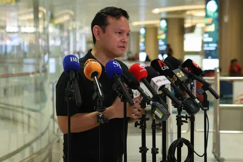 Menteri Negara Kanan (Pertahanan merangkap Kemampanan dan Sekitaran), Encik Zaqy Mohamad, turut hadir bagi menyambut ketibaan penumpang warga Singapura pada 11 Mac. 
