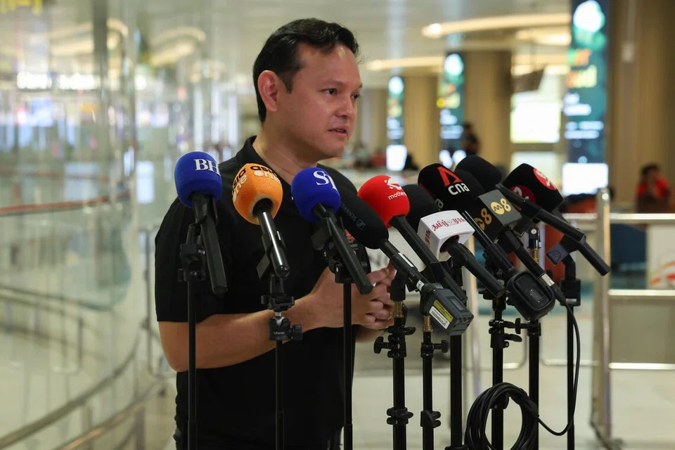 Menteri Negara Kanan (Pertahanan merangkap Kemampanan dan Sekitaran), Encik Zaqy Mohamad, turut hadir bagi menyambut ketibaan penumpang warga Singapura pada 11 Mac. 