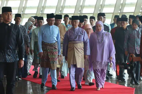RAIKAN ACARA: Yang di-Pertuan Agong (tengah) dan Raja Permaisuri Agong (kanan) menghadiri Majlis Sambutan Maulidur Rasul Peringkat Kebangsaan 2023 di Pusat Konvensyen Antarabangsa Putrajaya pada Khamis. Turut hadir adalah Perdana Menteri Malaysia Datuk Seri Anwar Ibrahim (kiri).