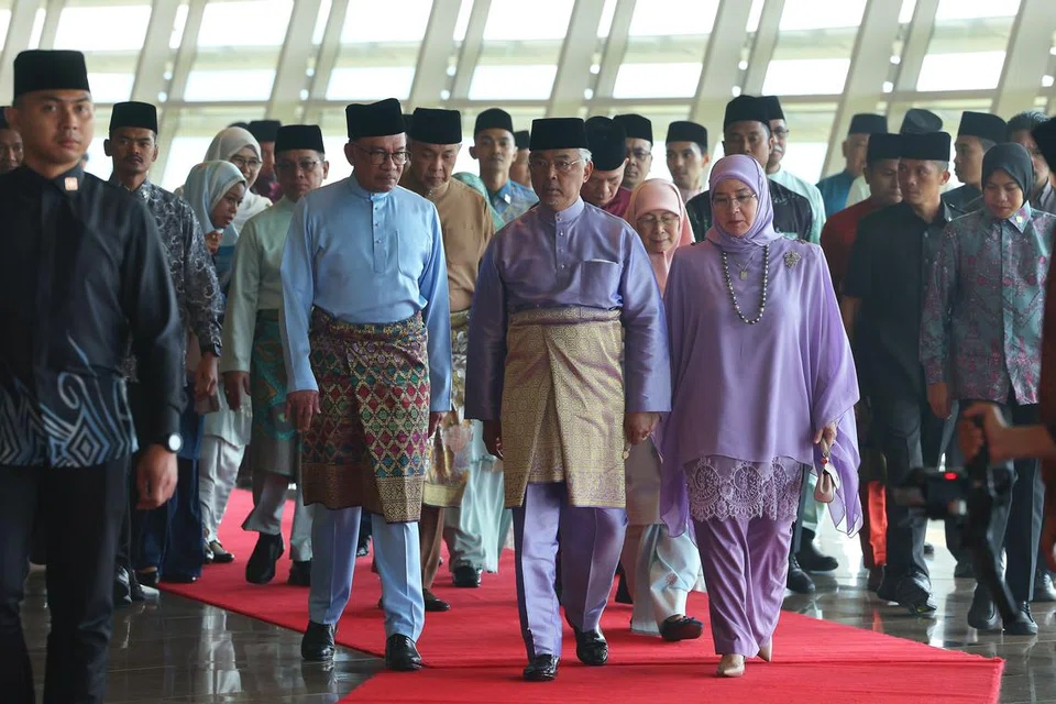 RAIKAN ACARA: Yang di-Pertuan Agong (tengah) dan Raja Permaisuri Agong (kanan) menghadiri Majlis Sambutan Maulidur Rasul Peringkat Kebangsaan 2023 di Pusat Konvensyen Antarabangsa Putrajaya pada Khamis. Turut hadir adalah Perdana Menteri Malaysia Datuk Seri Anwar Ibrahim (kiri).