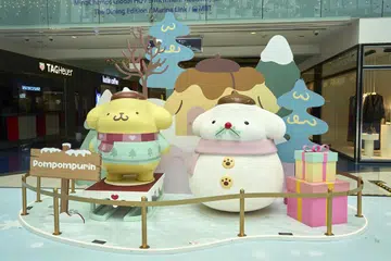 WATAK TERKENAL: Kanak-kanak berpeluang berjumpa watak kegemaran Sanrio mereka. Selain bergambar, mereka juga boleh melakukan kegiatan lain yang menyeronokkan  bertemakan Sanrio.