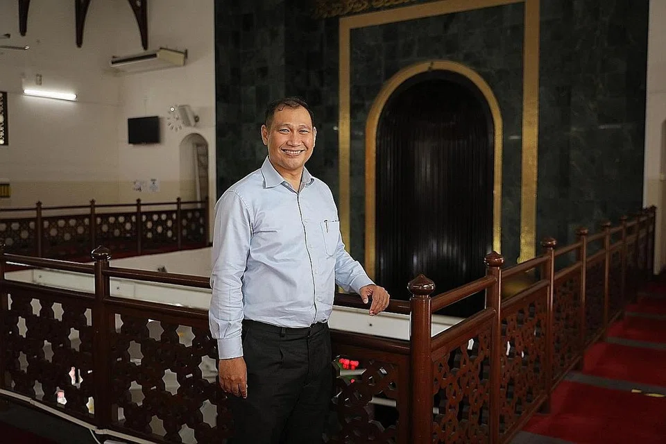 BANTUAN TAK KENAL SEMPADAN: CEO RLAF, Encik Muhd Faizal Othman, berpengalaman luas dalam menghulurkan bantuan kepada golongan memerlukan, terdiri daripada Muslim dan bukan Muslim. - Foto BH oleh ONG WEE JIN