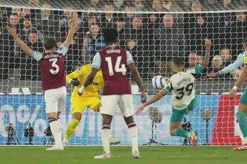 Bruno Guimaraes (kanan) menjaringkan gol tunggal yang meletakkan Newcastle di tempat keenam dalam Liga Perdana England.