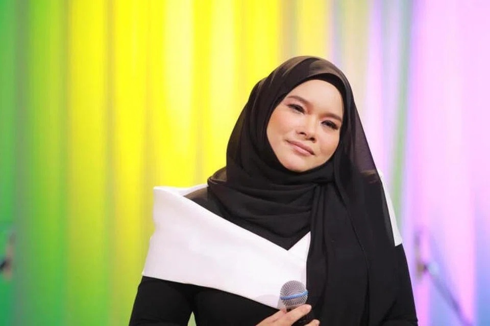 Menjawab dakwaan segelintir pihak yang menyifatkan tindakannya membangkitkan isu royalti ketika Datuk Sheila Majid sedang membuat persiapan konsert di ibu negara, November depan sebagai ‘joy killer’ (sengaja tarik perhatian dengan pupuskan keseronokan orang lain), Datuk Nora Ariffin menjelaskan beliau tiada niat untuk mencetuskan polemik.
