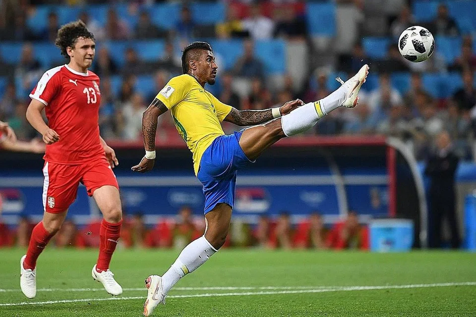 GOL PERTAMA: Paulinho (kanan) mengawal bola dengan cantik sebelum menendang masuk ke gawang lawan bagi gol pertama Brazil. - Foto AFP