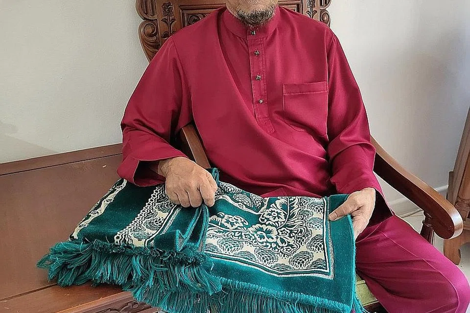 RINDU KE MASJID TERUBAT: Encik Esoof bersiap sedia untuk ke Masjid Kassim bagi menyambut bulan Ramadan dengan mendirikan solat tarawih berjemaah di sana. - Foto ihsan ESOOF ISMAIL