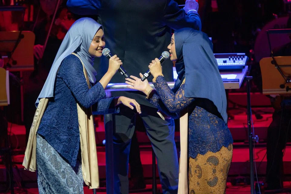 GENERASI PELAPIS: Penyanyi Orkestra Melayu Singapura (OMS), Umairah (kiri) dan Sheera menunjukkan bakat semula jadi ketika menyampaikan lagu keroncong.