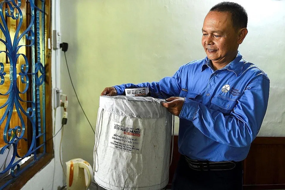 KUMPUL NYAMUK: Seorang pegawai sedang mengumpul nyamuk untuk diuji dan dikaji oleh Program Nyamuk Sedunia (WMP). - Foto AFP 