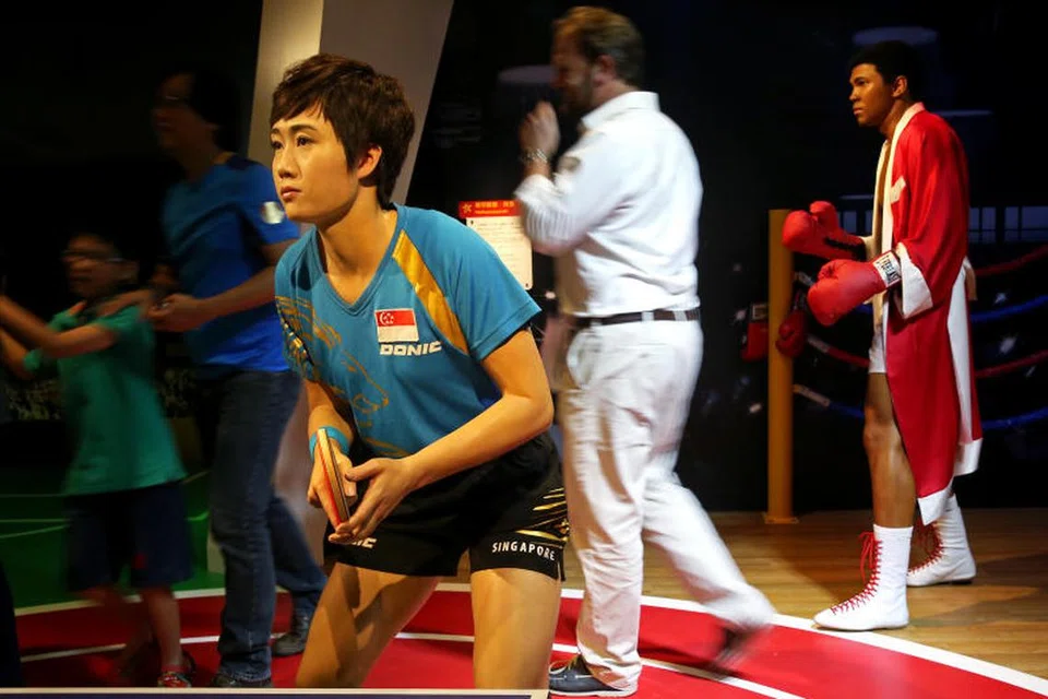 Patung lilin ikon tenis meja negara, Feng Tianwei, dipamerkan di Muzium Madame Tussauds Singapura pada 2014.