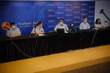 MAHU GANDING BAHU: Encik Pritam Singh (tengah) bersama pasukan WP yang menang di GRC Sengkang, dianggotai (dari kiri) Dr Jamus Lim, Cik He Ting Ru, Encik Louis Chua, dan Cik Raeesah Khan, dalam satu sidang media menerusi Zoom, semalam. - Foto BH oleh MARK CHEONG