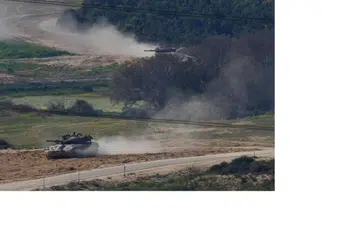 Kereta kebal Israel kelihatan bergerak berhampiran sempadan Israel-Gaza pada 24 Februari. 