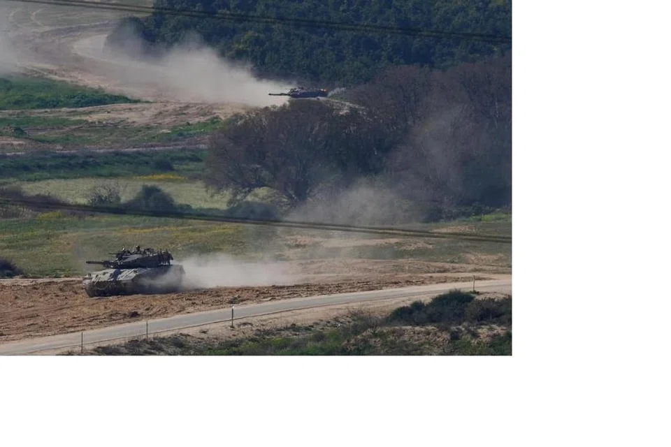 Kereta kebal Israel kelihatan bergerak berhampiran sempadan Israel-Gaza pada 24 Februari. 