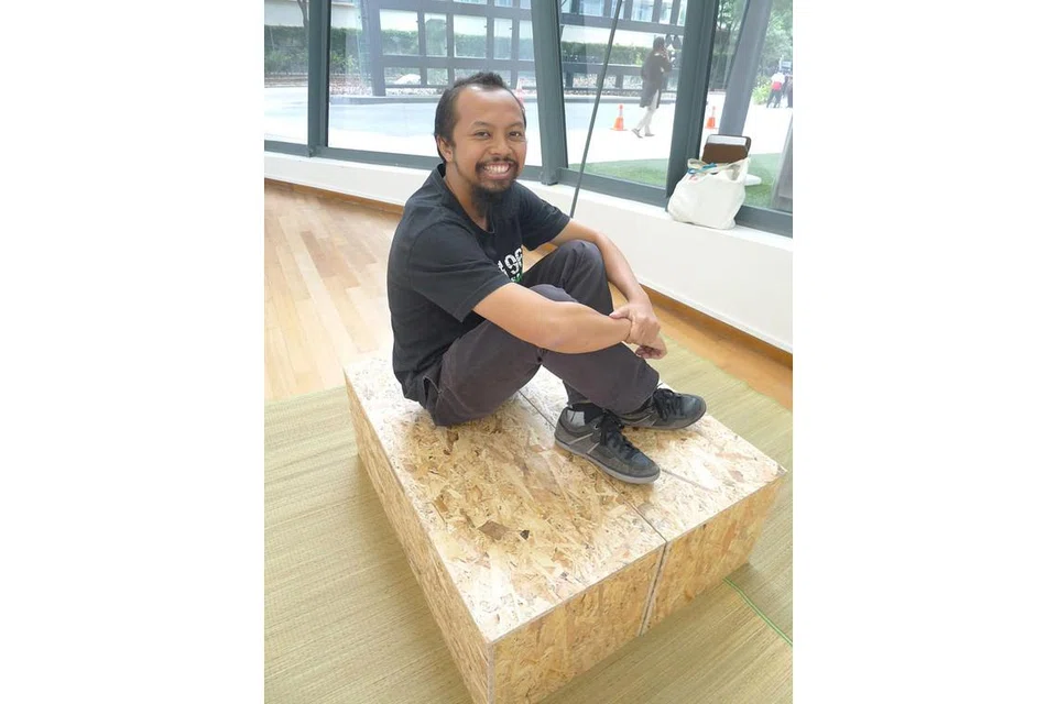 UJI MINDA TINJAU SERANGGA: Selepas membaca novel The Metamorphosis tentang perubahan manusia menjadi serangga, Encik Zaki Razak teruja ingin tahu tentang tanggapan orang mengenai lipas yang dibenci.