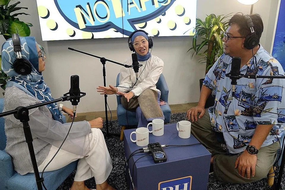 LANGKAH PENCEGAHAN: Pastikan anda mendapat maklumat terkini daripada sumber sahih, nasihat Dr Elly Sabrina (tengah) dalam podcast #NoTapis. Bersamanya ialah hos podcast, (kiri) koresponden Shahida Sarhid dan personaliti, Suhaimi Yusof. - Foto BH oleh FAKHRURADZI ISMAIL