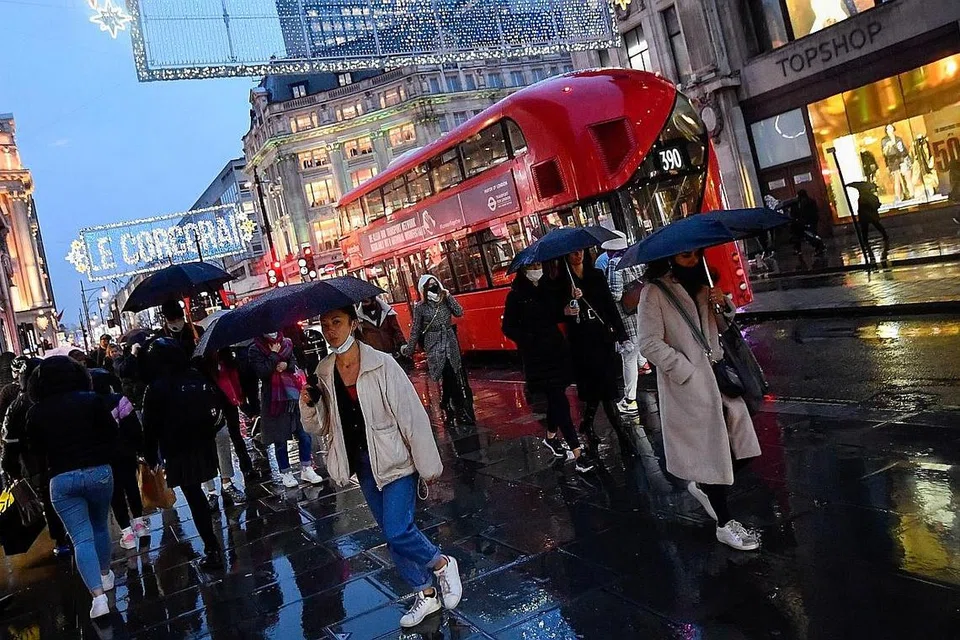 KES KEKAL TINGGI: Kedai ditutup dan keadaan lengang di pusat bandar di Kaufingerstrasse di Munich sedang Jerman melaksana sekatan pergerakan baru disebabkan kes Covid-19 meningkat. Sedang orang ramai di Eropah, seperti di Oxford Street di London (atas), bersiap bagi musim perayaan akhiar tahun, Pertubuhan Kesihatan Dunia (WHO) berkata gelombang jangkitan susulan Covid-19 boleh berlaku di benua itu tahun depan dan ia menggesa orang ramai berjaga-jaga. - Foto-foto EPA-EFE, REUTERS