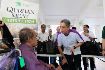 Profesor Madya Dr Muhammad Faishal Ibrahim di acara pengagihan daging Qurban Jamiyah Singapura yang diadakan di Eunos pada 5 Julai.